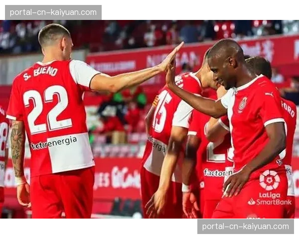 半场:吉罗纳1-0阿尔梅里亚,主队通过前场紧逼导致客队后场出球失误得分 半场:吉罗纳1-0阿尔梅里亚,主队通过前场紧逼导致客队后场出球失误得分